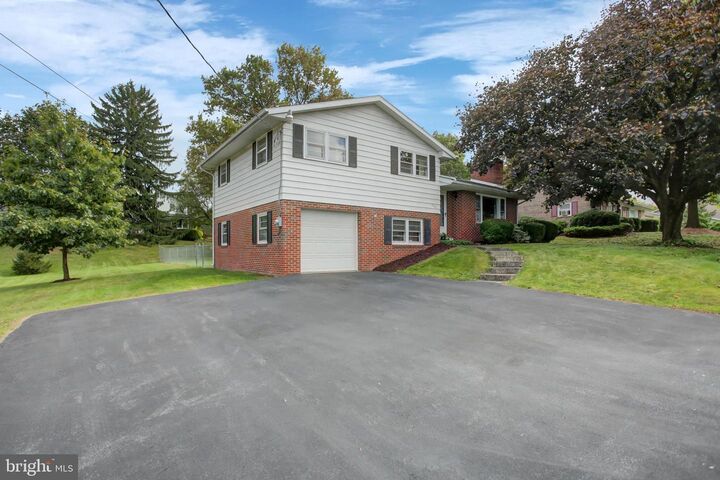 Property Photo: 1042 Laurich Drive PA 17202