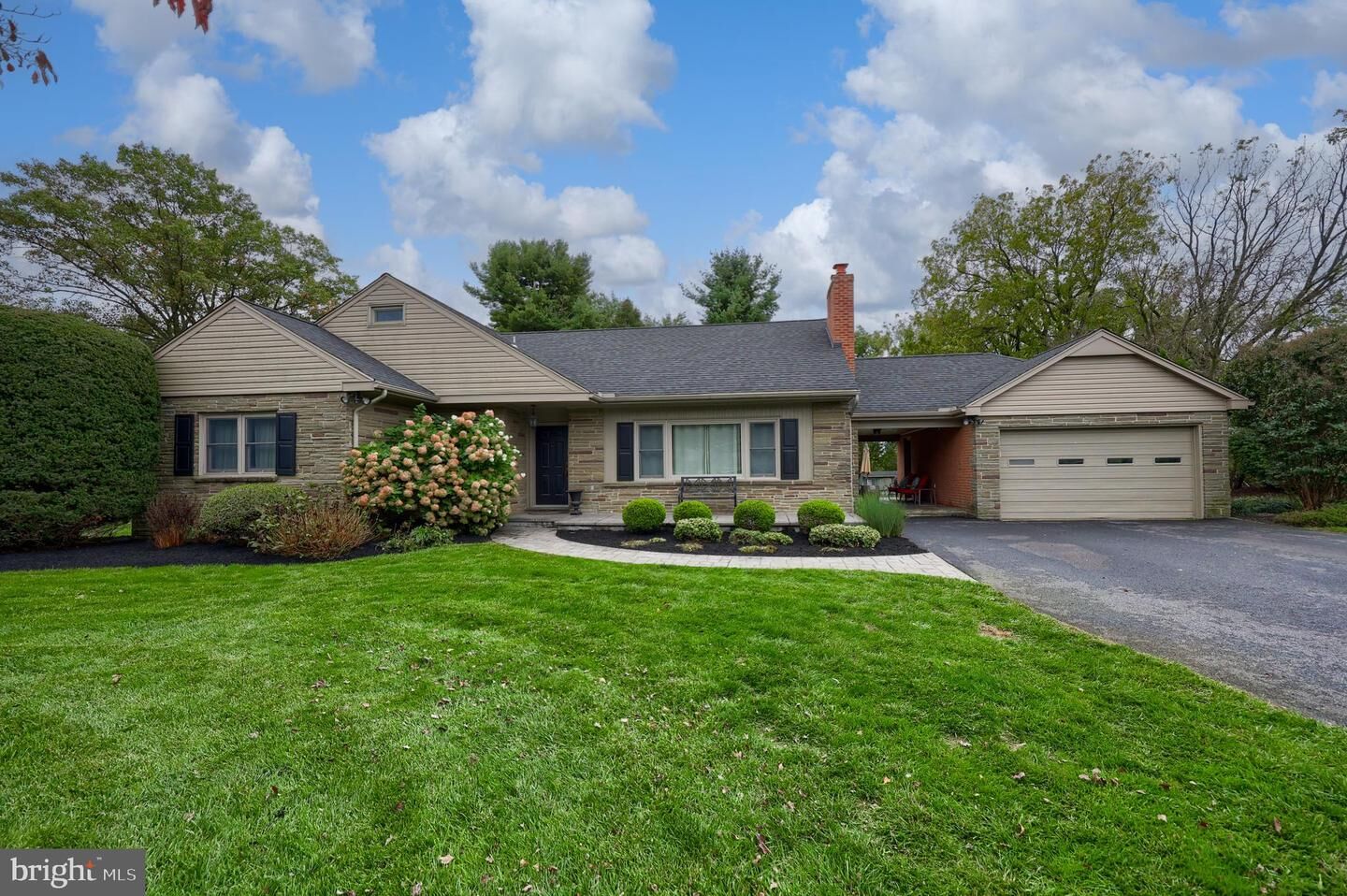 Property Photo:  352 Ruth Ridge Drive  PA 17601 