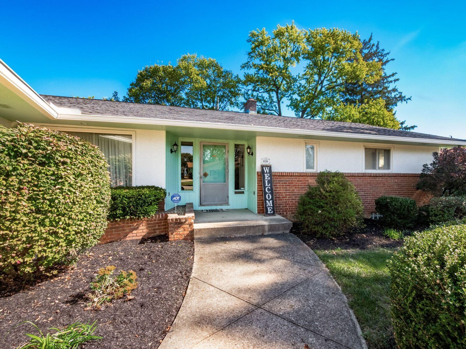 Property Photo: 1410 Wakefield E Court OH 43209