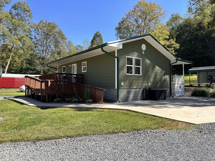 Property Photo: 24 W Lakewood Dr WV 26651