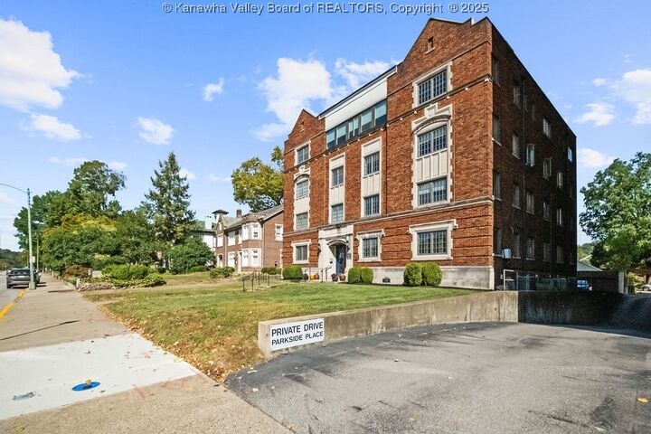 Property Photo:  1570 Kanawha Boulevard E 400  WV 25311