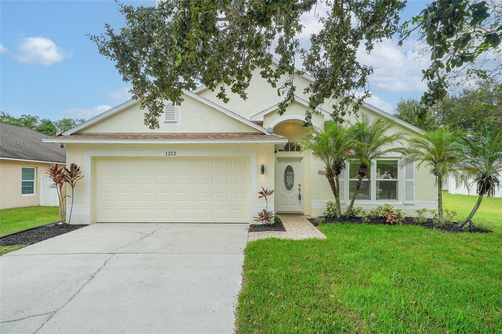 Property Photo:  1212 Lake Shore Ranch Drive  FL 33584 