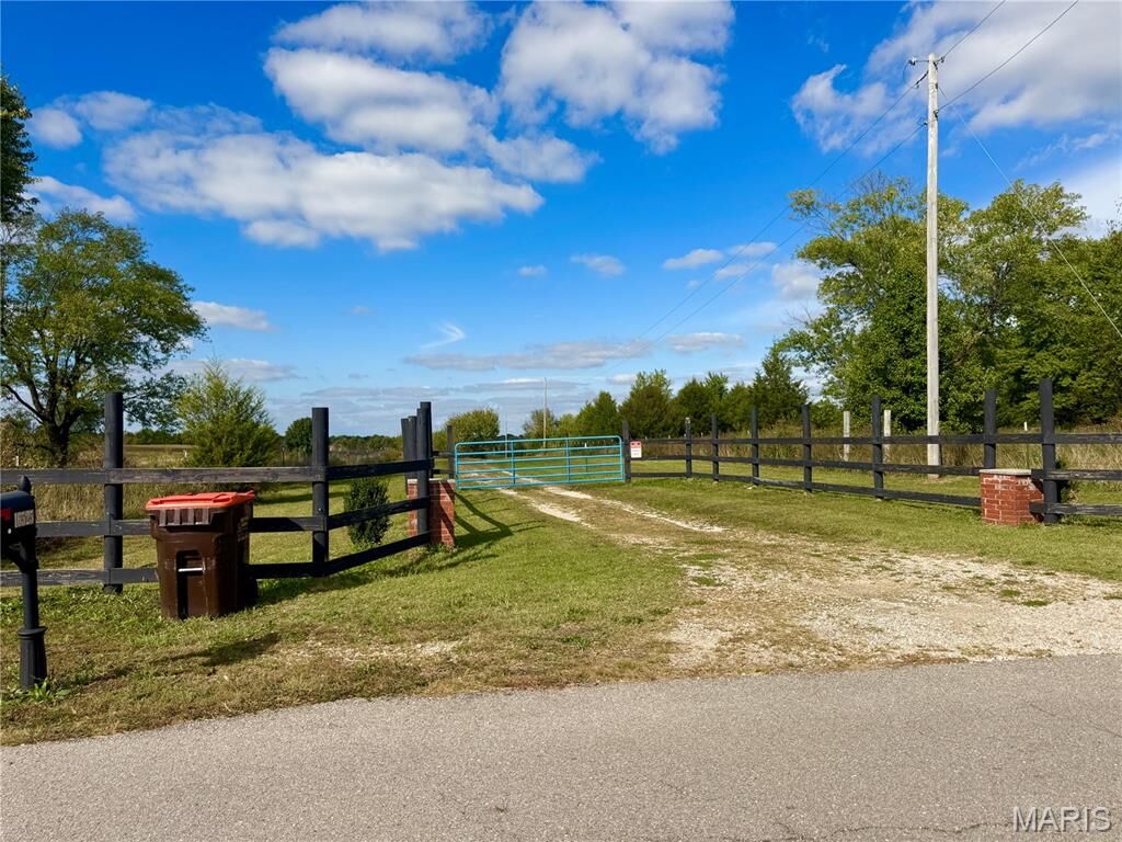 Property Photo:  16525 Finch Road  MO 65536 