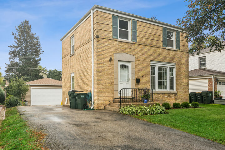 Property Photo:  437 S Vail Avenue  IL 60005 
