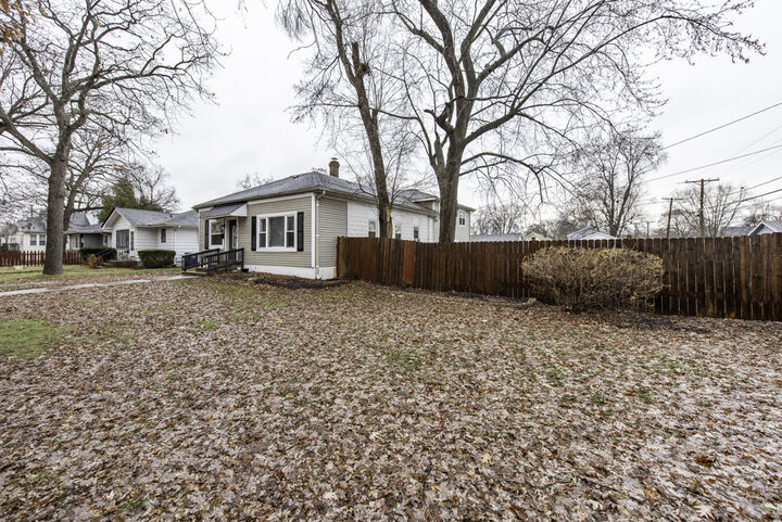Property Photo:  917 N Linden Avenue  IL 60085 