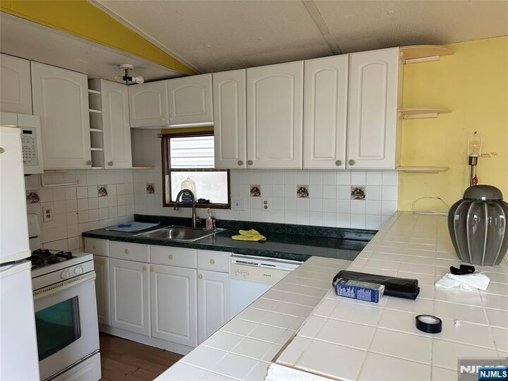 Property Photo:  44 Oak  NJ 07644