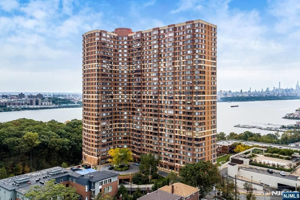 Property Photo:  100 Old Palisade Road 3016  NJ 07024 