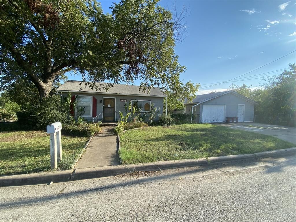 Property Photo: 203 12th Street TX 76067