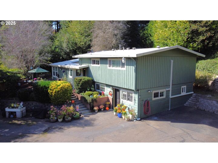 Property Photo:  1001 W Park Rd  OR 97420