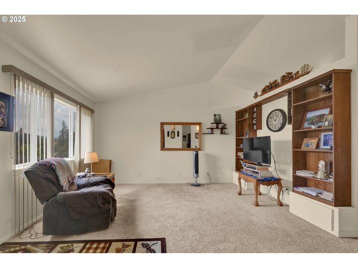 Property Photo:  445 Kalapuya Way  OR 97424 
