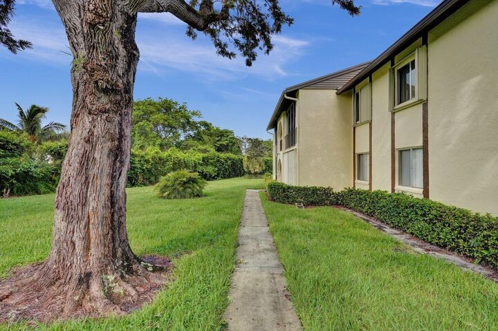 Property Photo: 5900 Whispering Pine Way B-2 FL 33463