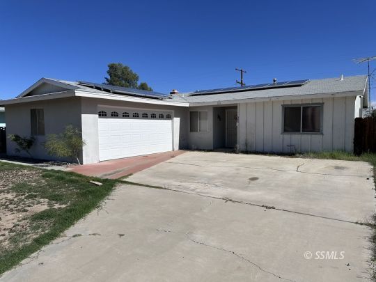 Property Photo: 324 Gold Canyon Dr CA 93555