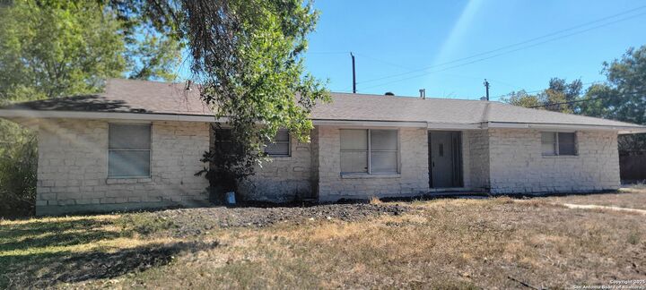 Property Photo:  302 E Byrd  TX 78148 