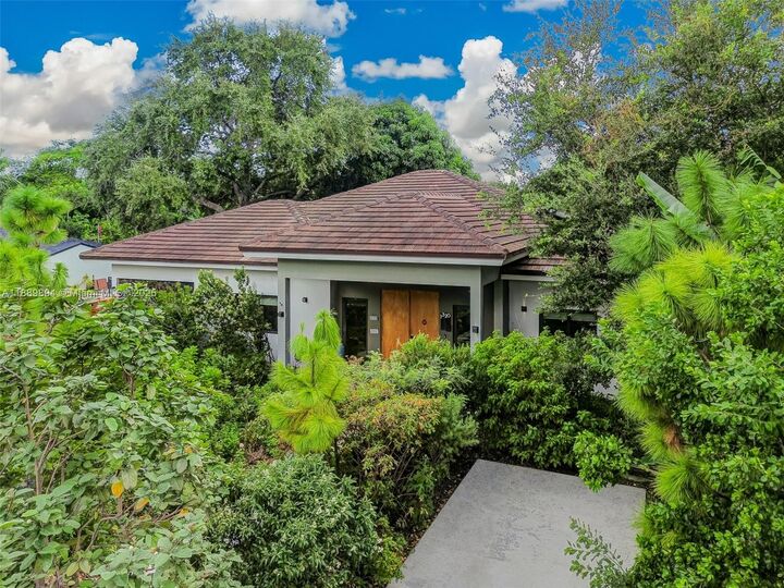 Property Photo: 1320 NE 138th St FL 33161