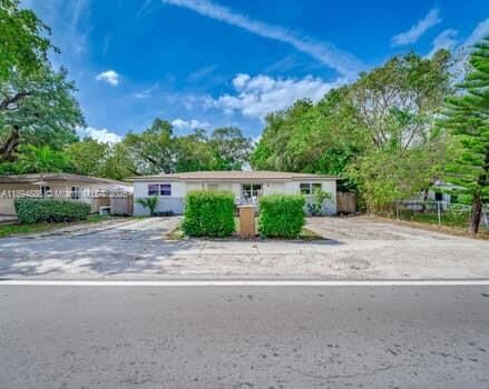 Property Photo: 1350 NE 149th St 1 FL 33161