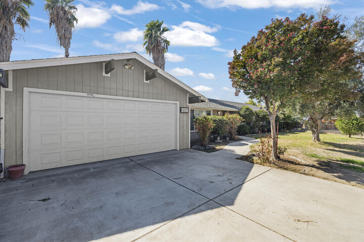 Property Photo:  2721 E Goshen Avenue  CA 93292