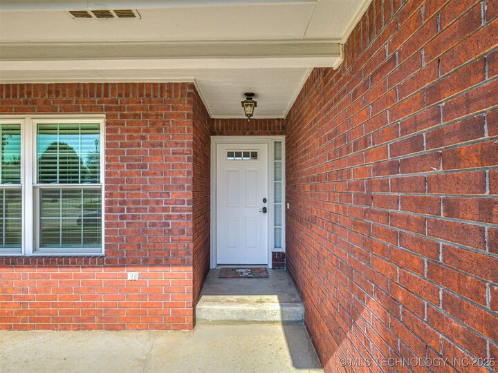 Property Photo: 708 E Kansas Street OK 74012