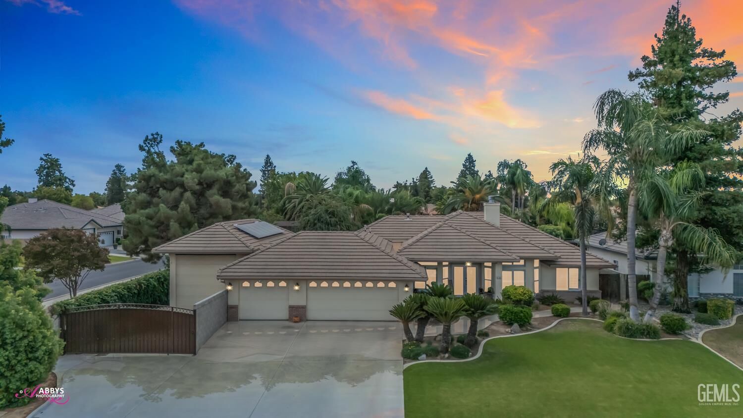 Property Photo: 6105 Valley Crest Drive CA 93308