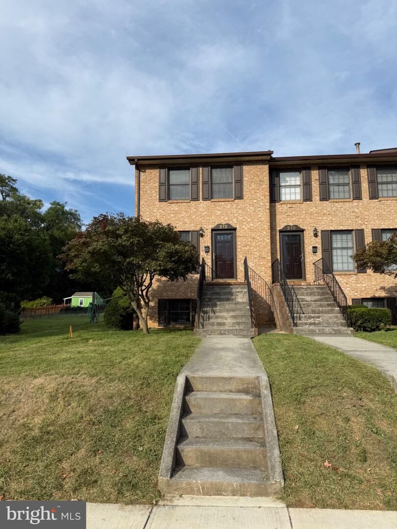 Property Photo: 212 W Whitlock Avenue VA 22601