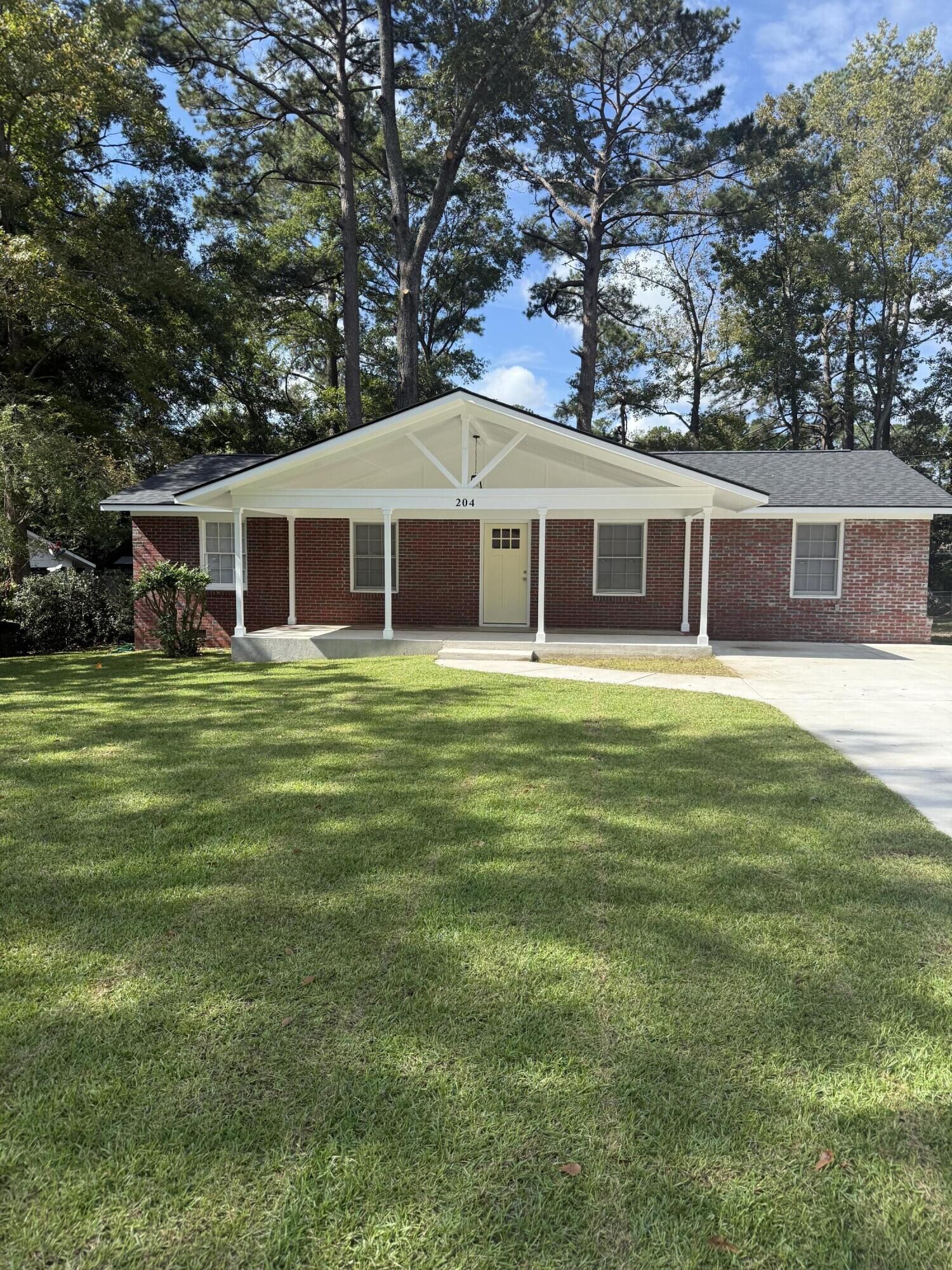 Property Photo:  204 Oakdale Drive  SC 29483 