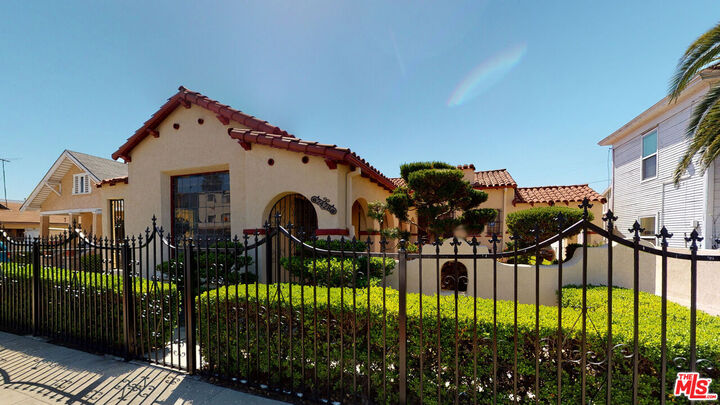 Property Photo:  2426 Fairmount St  CA 90033