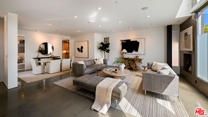 Property Photo:  2009 Montana Ave  CA 90403