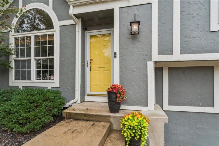 Property Photo:  571 W Northview Street  KS 66061