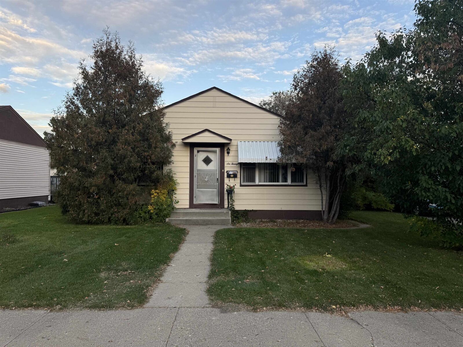 Property Photo:  620 NW 19th St  ND 58703-1836