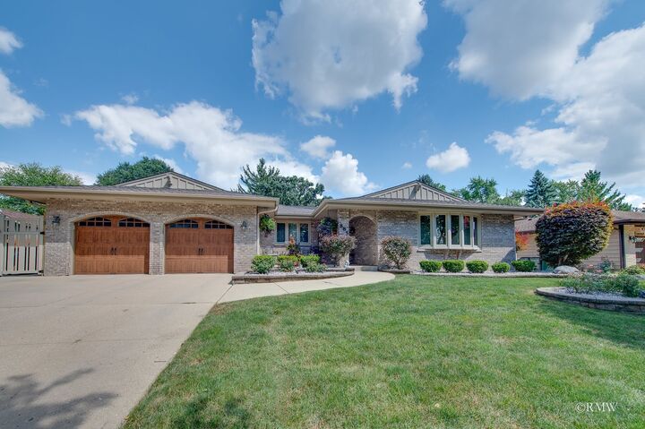 Property Photo: 885 Brewster Lane IL 60103
