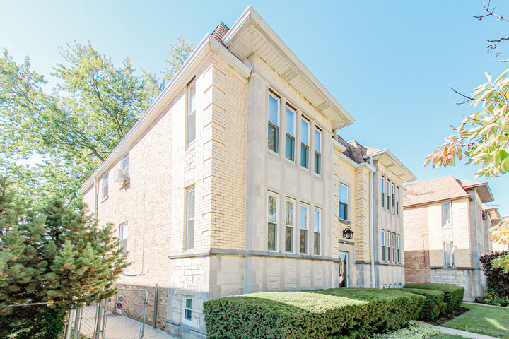 Property Photo: 6669 W Devon Avenue Gw IL 60631