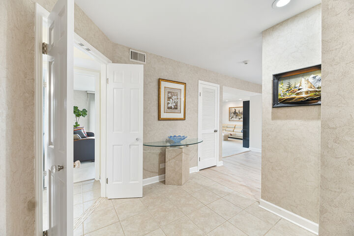 Property Photo:  4050 Dundee Road 205  IL 60062