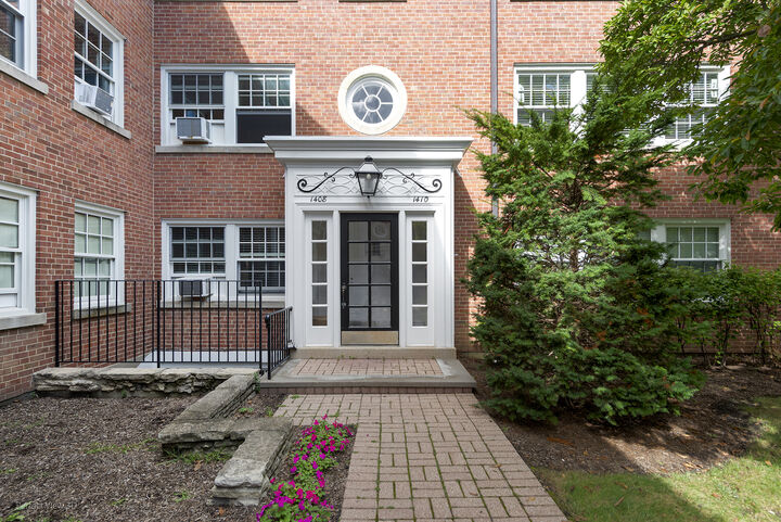 Property Photo:  1408 Hinman Avenue 2  IL 60201