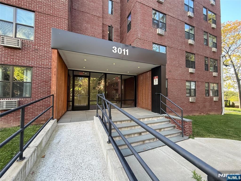 Property Photo:  3011 Edwin Avenue 5D  NJ 07024 