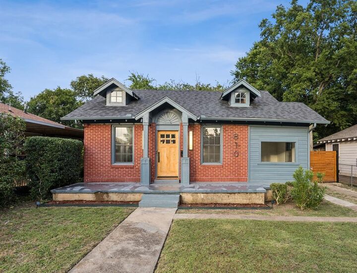Property Photo: 810 S Montclair Avenue TX 75208