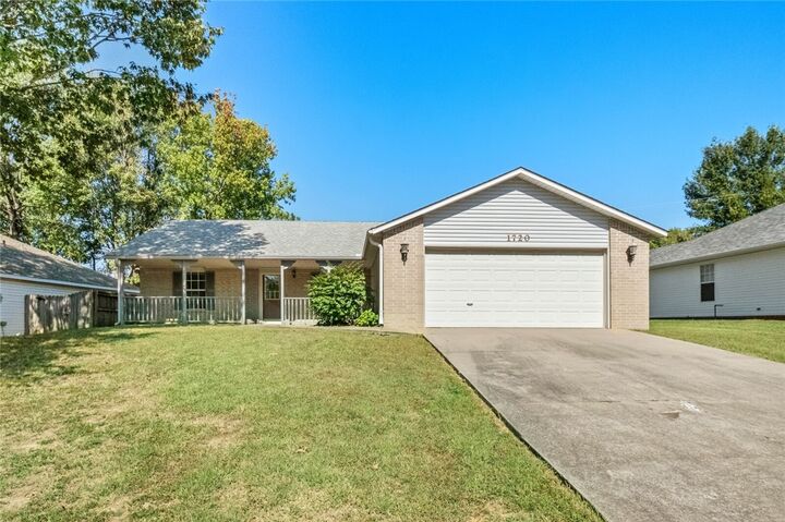 Property Photo:  1720 Oxford Place  AR 72764 