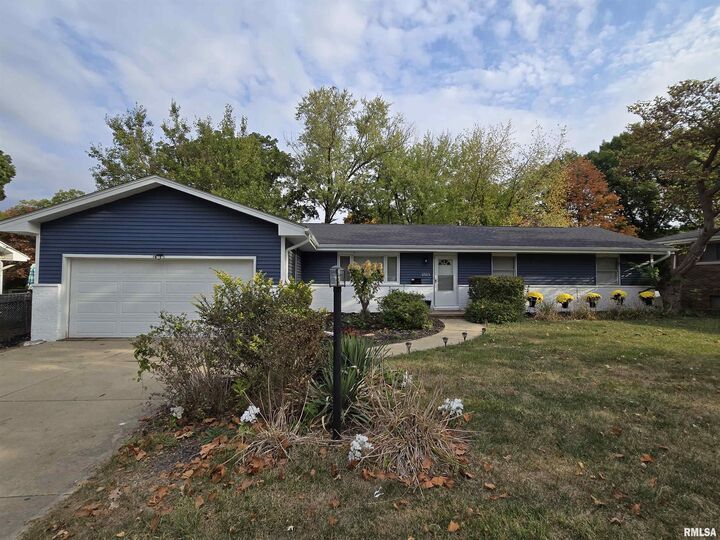Property Photo: 2523 W Huntington Drive IL 61614