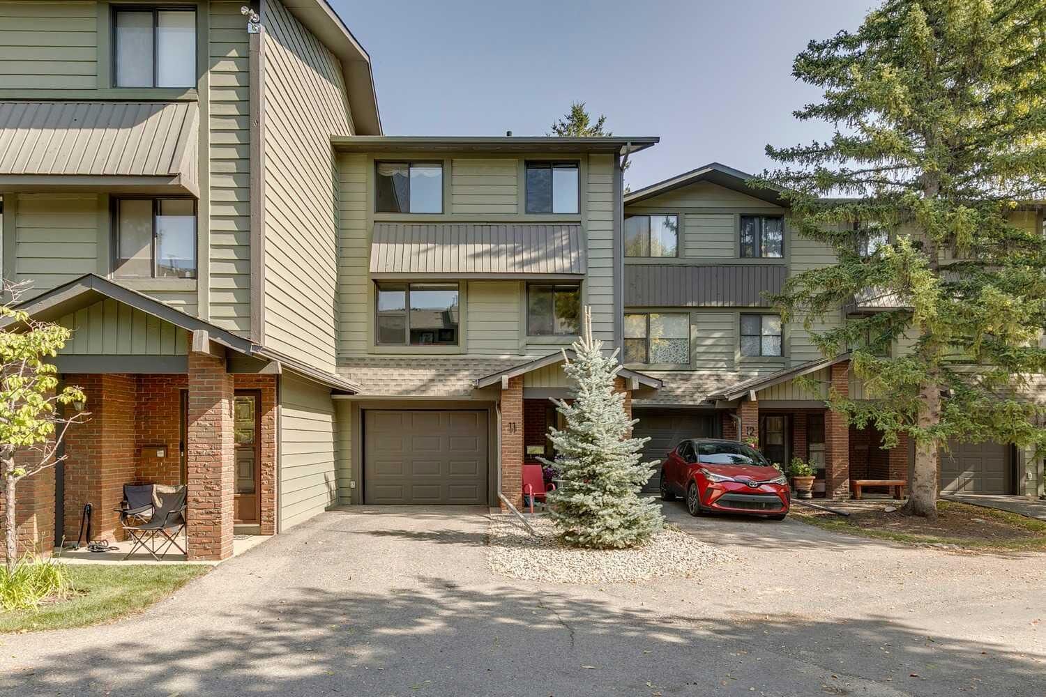 Property Photo:  10030 Oakmoor Way SW 11  AB T2V 4S8 