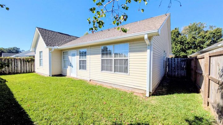 Property Photo: 213 Mirabelle Cir FL 32504