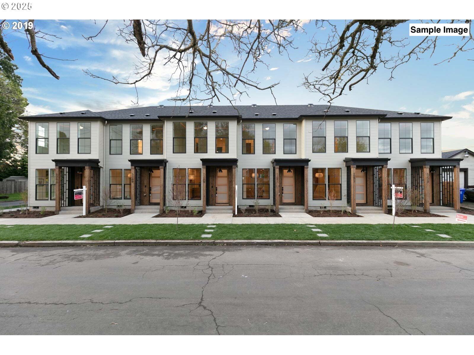 Property Photo: 6011 NE 30th Ave 4 OR 97211