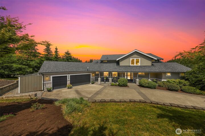 Property Photo:  1301  Broad Street  WA 98229 