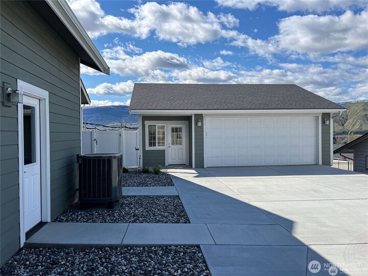 Property Photo:  647 S Newton Avenue  WA 98802 