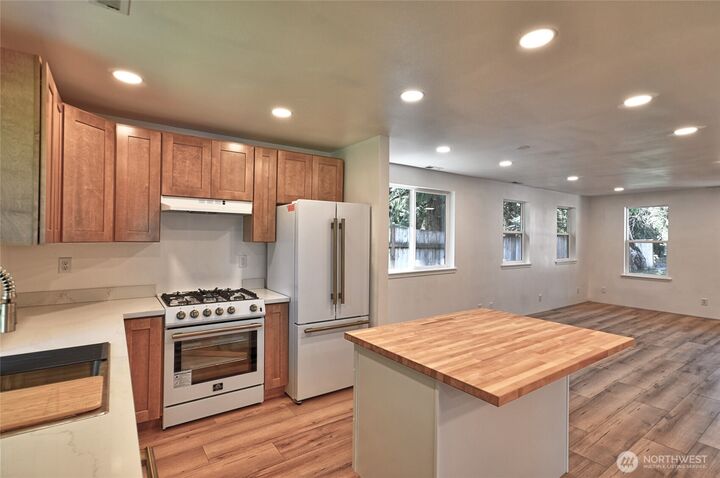 Property Photo:  307  Portage Ave  WA 98252