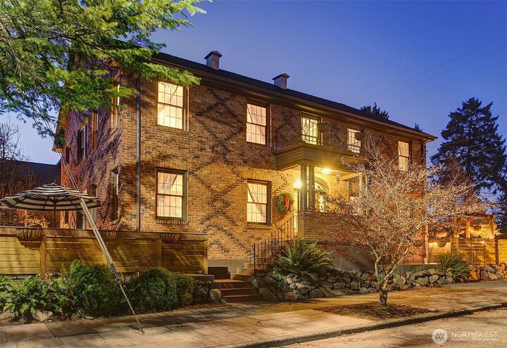 4915  Linden Avenue N  Seattle WA 98103 photo