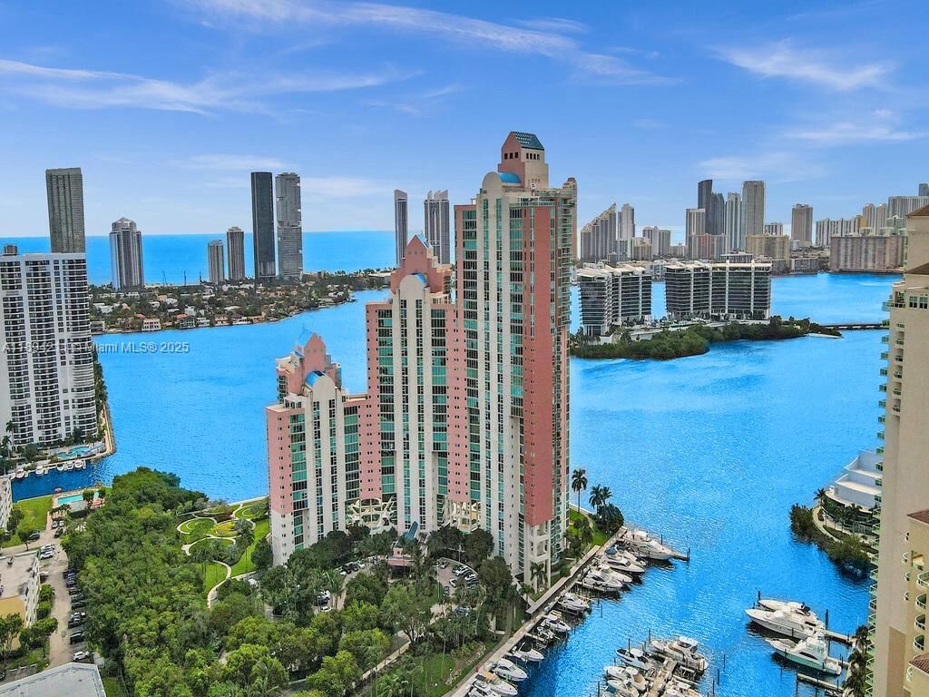 Property Photo: 3370 Hidden Bay Dr 2607 FL 33180