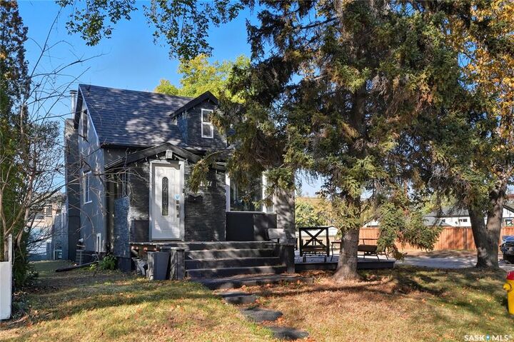 Property Photo: 1041 L Avenue N SK S7L 2R7