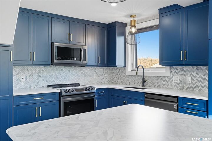 Property Photo:  1041 L Avenue N  SK S7L 2R7 