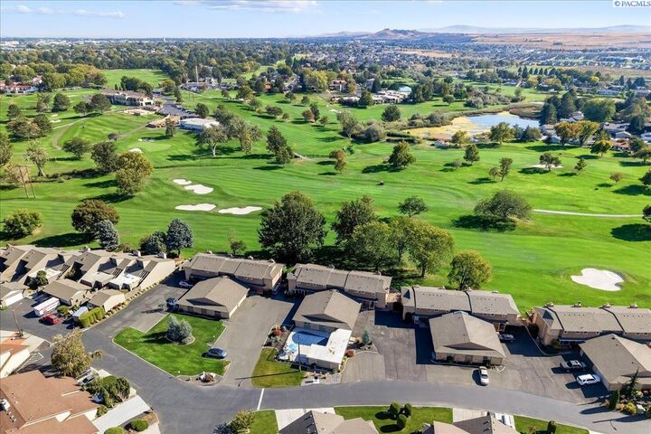 Property Photo: 425 Greenbrook Pl WA 99352