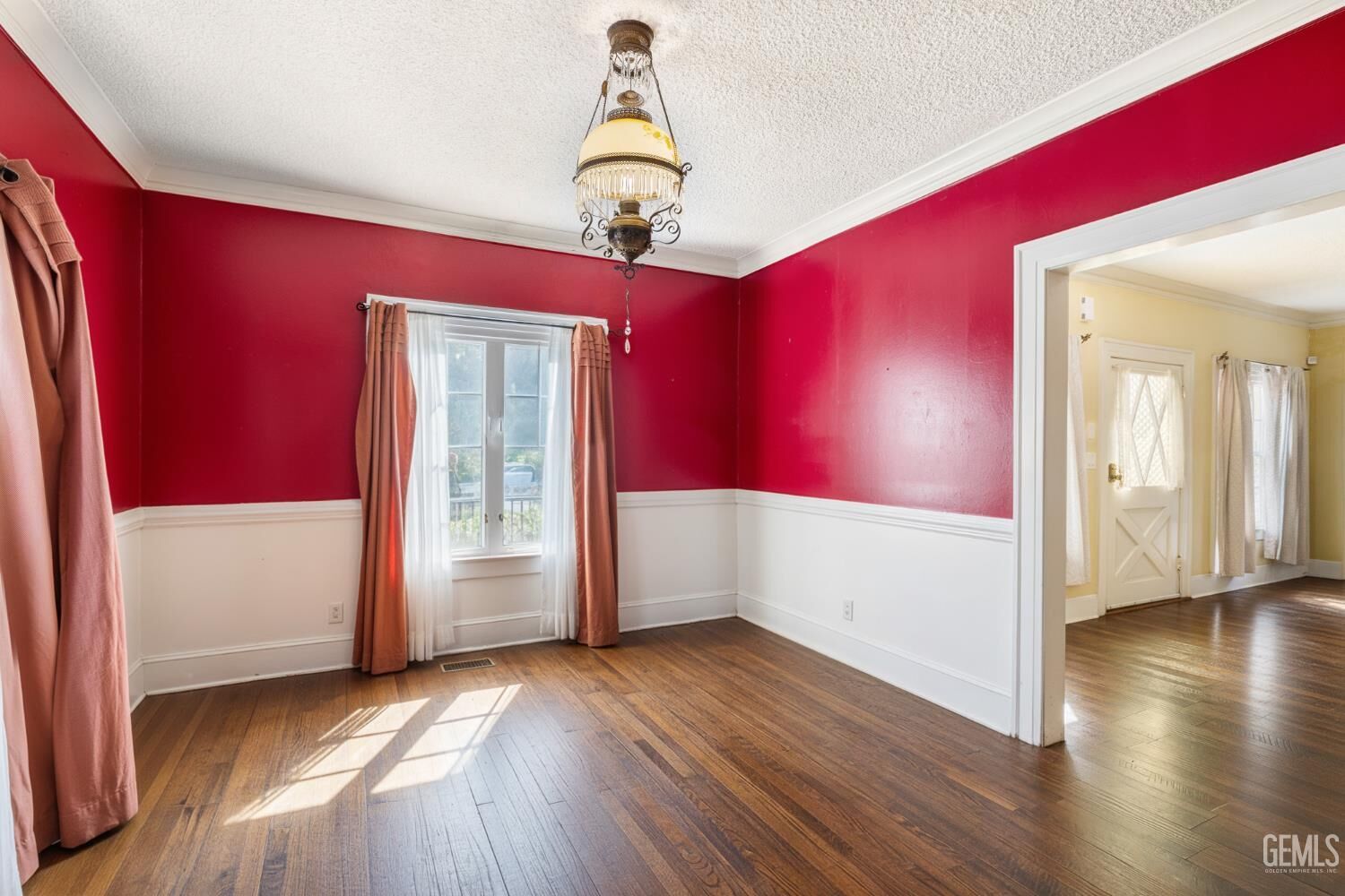 Property Photo: 1930 Dracena Street CA 93304