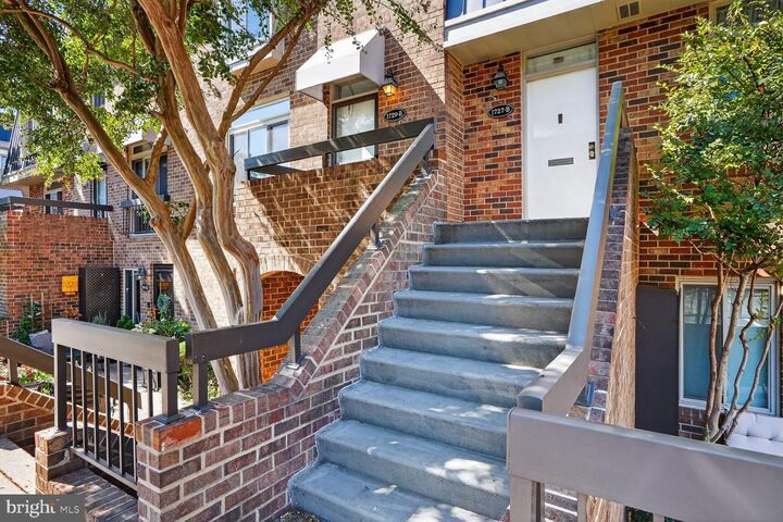 Property Photo: 1729 S Hayes Street 2 VA 22202