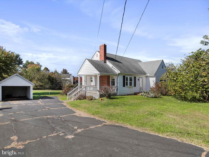 Property Photo:  33 N Berlin Pike  VA 20180